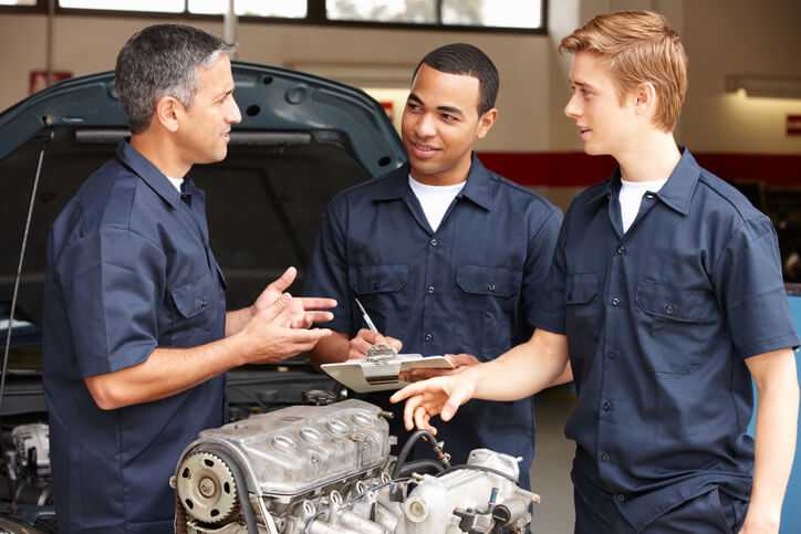 Considering Auto Mechanic School? What You Should Know About AutoLeap Software